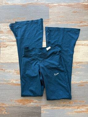 Nike yoga pants